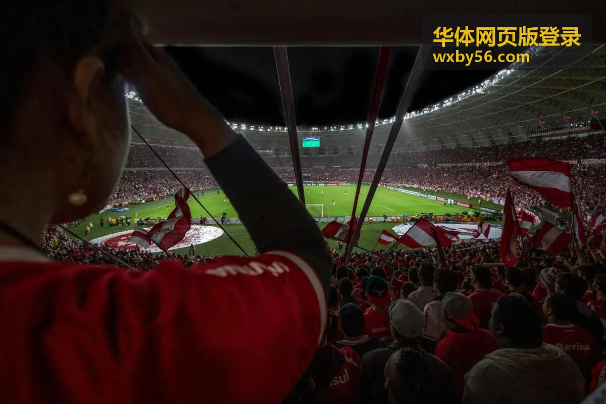 外勤人员使用华体网页版登录手机端的场景